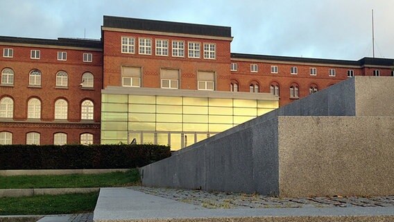 Der Landtag in Kiel wird von der Sonne angestrahlt. © NDR Foto: Samir Chawki