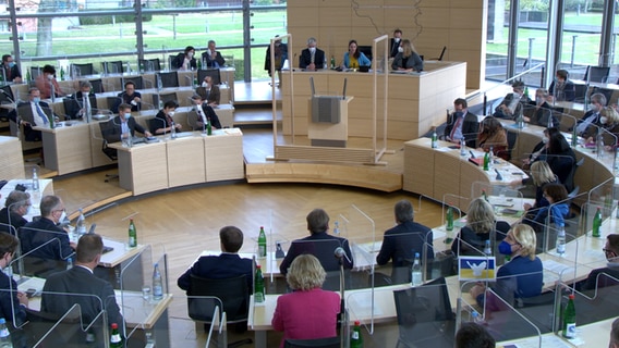Abgeordnete der Parteien sitzen im Plenarsaal im Kieler Landtag. © NDR 