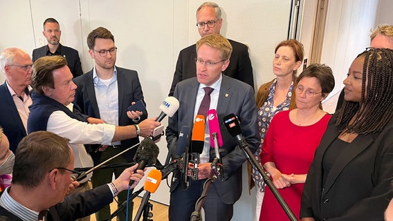 Führende Politikerinnen, Daniel Günther und Tobias Koch stehen vor Pressevertretern. © dpa Bildfunk 