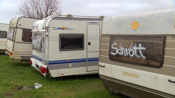 Beschädigte Wohnanhänger stehen auf einem Campingplatz in Langballig. Beschädigte Wohnanhänger stehen auf einem Campingplatz in Langballig. © NDR