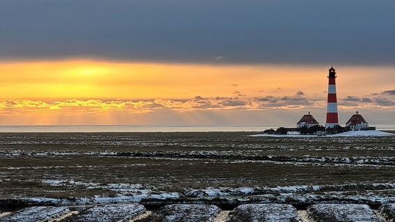 Der Leuchtturm Westerheversand steht auf einer Warft vor dem Ort Westerhever. © Ben Joshua Dircks Foto: Ben Joshua Dircks