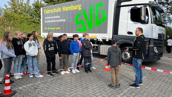 Schüler stehen vor einem Fahrschul-Lkw © NDR Foto: Balthasar Hümbs