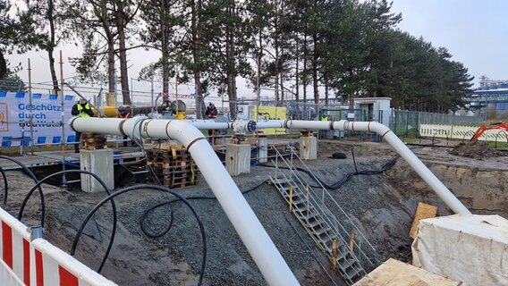 Zwei Rohrleitungen sind werden angeschlossen, um das Gas aus dem schwimmenden LNG-Terminal ins schleswig-holsteinische Netz zu leiten. © NDR Foto: Oliver Kring