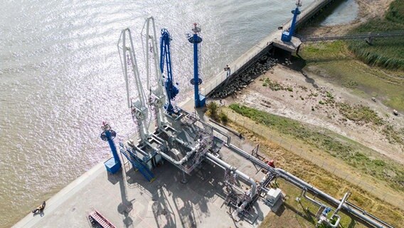 Löscharme und Pipeline an einem Terminal zum Entladen von Öl und Gas im Elbehafen © dpa-Bildfunk Foto: Marcus Brandt/ dpa