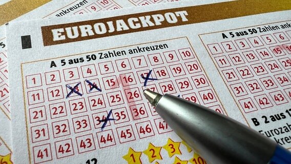 Auf einem Eurojackpot-Zettel liegt ein Kugelschreiber und Zahlen sind angekreuzt. © Imago Images / mix1 Foto: mix1