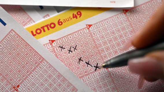 Eine Spielerin füllt einen Lottoschein aus. © picture alliance/dpa Foto: Federico Gambarini