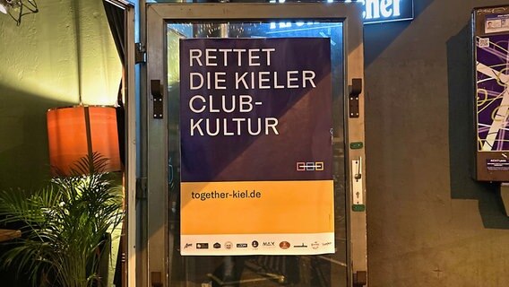 Ein Plakat hängt am Fenster des Kieler Luna Clubs, darauf steht: "Rettet die Kieler Club-Kultur" © NDR Foto: Maja Bahtijarević