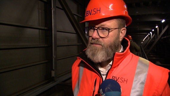 Schleswig-Holsteins Verkehrsminister Claus Ruhe Madsen (parteilos) blickt in die Kamera bei einem Interview. © NDR 