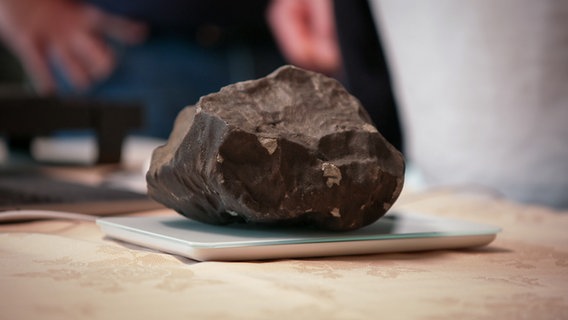 Der in Elmshorn eingeschlagene Meteorit liegt auf einer Waage. © NDR Foto: NDR