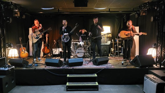 Die Band "Aalkreih" bei einer Performance auf der Bühne. © NDR Foto: Frank Goldenstein