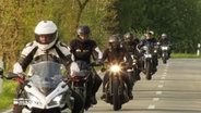 Eine Gruppe von Motorradfahrerinnen fährt über eine Straße. © NDR 