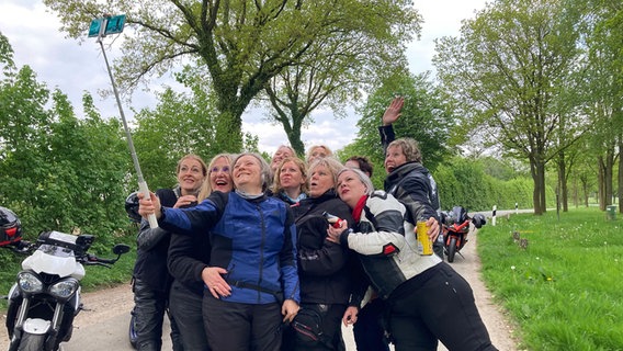 Eine Gruppe weiblicher Motorradfans machen ein gemeinsames Selfie. © NDR Foto: Christiane Stauss