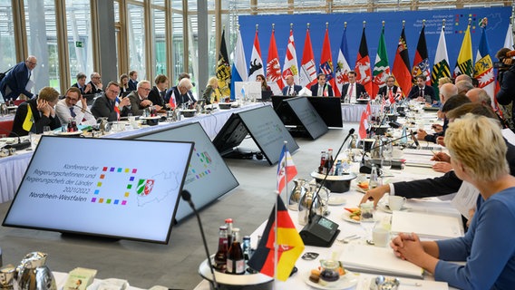 Ministerpräsidenten der deutschen Bundesländer sitzen an einem U-förmigen Tisch. © picture alliance Foto: Bernd von Jutrczenka