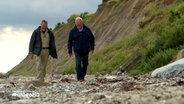 Zwei Männer gehen an der Ostseeküste spazieren. © NDR 