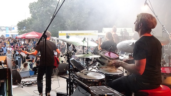 Partyband Good Live performt auf der Bühne im Flensburger Hafen beim NDR Sommer Festival. © NDR Foto: Peer-Axel Kroeske