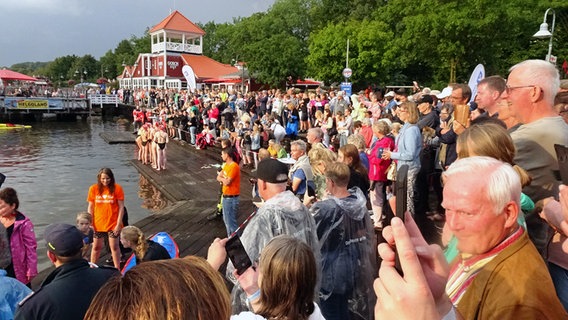 Zahlreiche Zuschauer stehen im Flensburger Hafen beim NDR Sommer Festival. © NDR Foto: Peer-Axel Kroeske