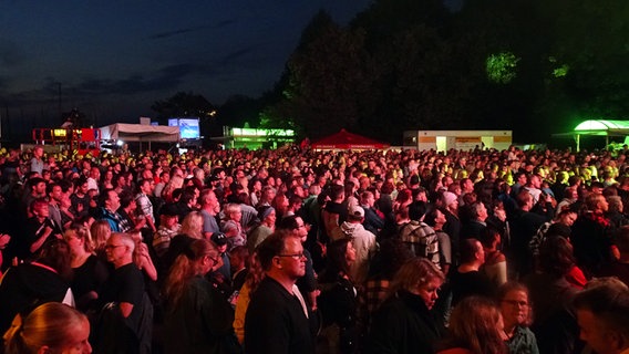 Zahlreiche Gäste feiern beim NDR Sommer Festival in Flensburg. © NDR Foto: Peer-Axel Kroeske