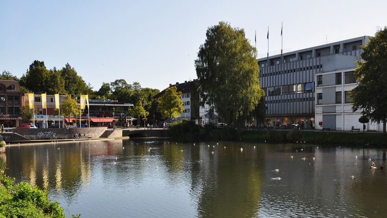 Eine heutige Aufnahme der Vereinsbank am Teich in Neumünster. © NDR Foto: Anne Passow