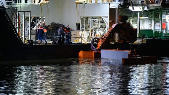 Das Mehrzweckschiff Neuwerk fährt mit ausgefahrenem Reinigungsapparat über den Nord-Ostsee-Kanal um das Öl aufzunehmen. © picture alliance/dpa | Jonas Walzberg Foto: Jonas Walzberg