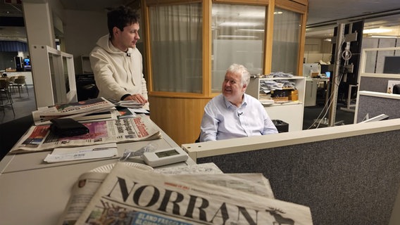 Lars Andersson von der Zeitung Norran (rechts) im Gespräch mit NDR Reporter Jonas Salto. Lars Andersson von der Zeitung Norran (rechts) im Gespräch mit NDR Reporter Jonas Salto. © NDR Foto: Jonas Salto