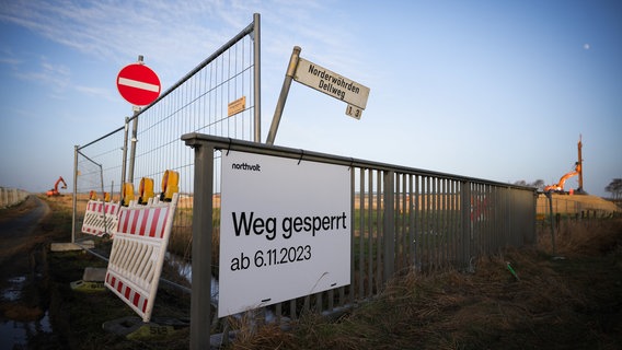 Heide: Ein Straßenschild "Norderwöhrden Dellweg" ist an der Baustelle für das geplante Northvolt-Gelände zu sehen. © dpa Foto: Christian Charisius