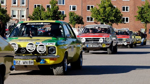 Teilnehmer stehen an ihren Fahrzeugen vor dem Start des Revival der Olympia-Rallye von 1972. © dpa-Bildfunk Foto: Frank Molter
