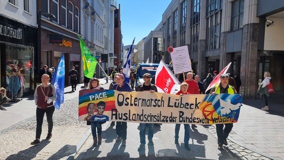 Bei einem Ostermarsch in Lübeck demonstrieren Menschen gegen Auslandseinsätze der Bundeswehr.  Foto: Julian Marxen