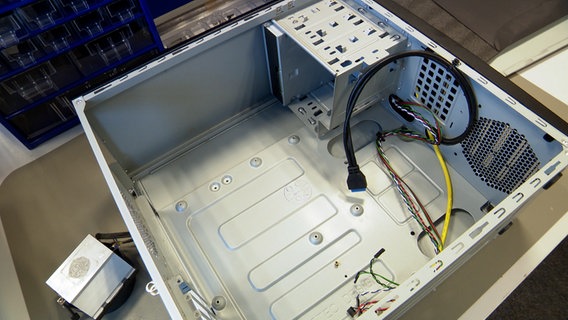 Ein leeres PC-Gehäuse liegt auf einem Tisch an der Gemeinschaftsschule Todenbüttel. © NDR Foto: Moritz Ohlsen
