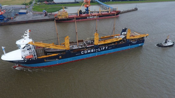 Das Museumsschiff "Peking" wird vom Transportschiff ""Combi Dock III" nach Brunsbüttel gebracht. © NDR Foto: Karsten Schröder