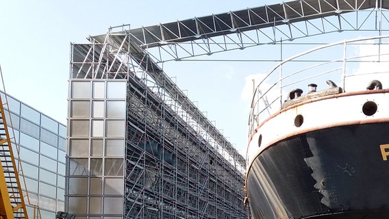 Der historische Frachtsegler "Peking" kommt ins Trockendock der Peters-Werft ins Wewelsfleth © NDR Foto: Kay Salander