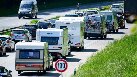 Zahlreiche Wohnmobile, Wohnwagen und Autos stehen auf der Autobahn A1 bei Ratekau im Stau. © dpa-Bildfunk Foto: Jonas Walzberg