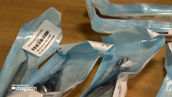 Zahnarzt-Instrumente in Plastik eingeschweißt. © NDR 