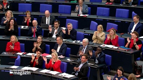 Abgeordnete applaudieren im Bundestag. © NDR 