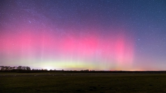 Polarlichter über Sankt Michaelisdonn (Kreis Dithmarschen). © Mark Kruse 