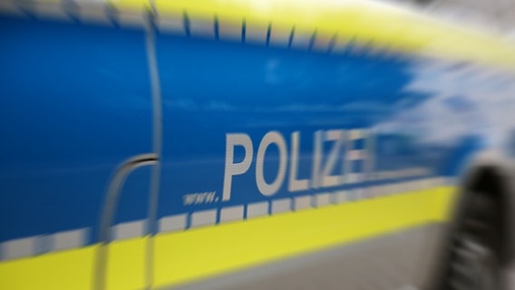 Schriftzug "www.POLIZEI.schleswig-holstein.de" steht an der Tür eines Streifenwagens der Polizei. © NDR Foto: Pavel Stoyan