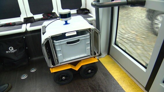 Der Postroboter steht in dem automatisierten Bus. © NDR 