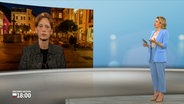 NDR Moderatorin Eva Diederich im Gespräch mit Bildungsministerin Karin Prien. © NDR 