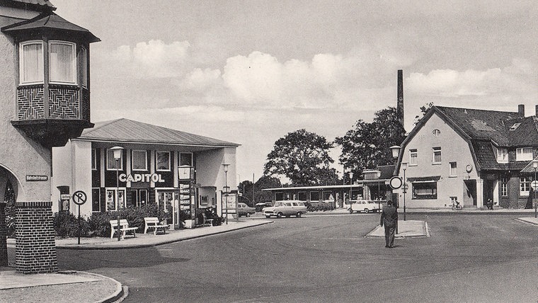 Der alte Bahnhof in Quickborn, festgehalten auf einer schwarz-weiß Fotografie von 1955 © Stadtarchiv Quickborn