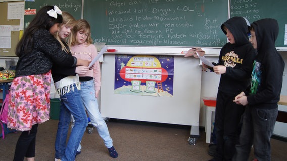 Schüler beim Battle-Rap Projekt an der Lübecker Gotthard-Kühl-Schule © NDR Foto: Astrid Wulf