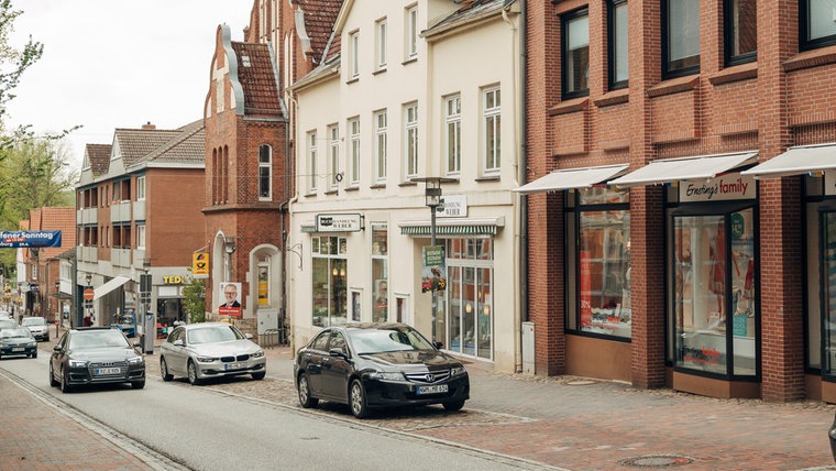 Die Herrenstraße in Ratzeburg mit der Buchhandlung Weber und einem Bekleidungsgeschäft. © NDR Foto: Lisa Pandelaki