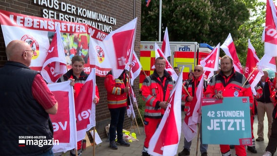 Beschäftigte der kommunalen Rettungsdienste protestieren gegen ihre Arbeitsbedingungen. © NDR 