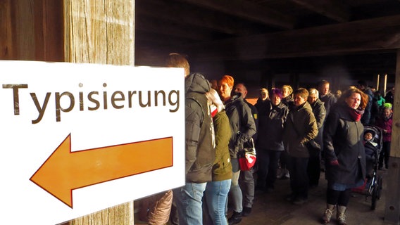 Vielen Menschen stehen vor der Schule in Schafflund Schlange. © NDR Foto: Peer-Axel Kroeske