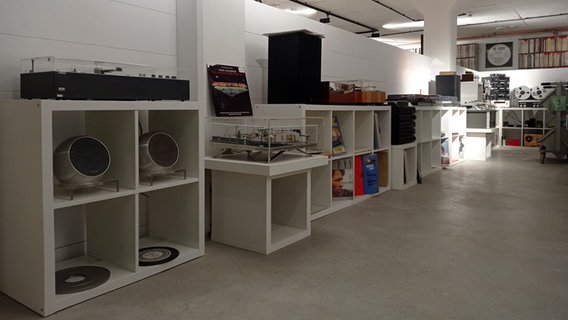 80er-Jahre-Geräte stehen im Deutschen Schallplattenmuseums in Nortorf. © Lutz Bertram / Deutsches Schallplattenmuseum Foto: Lutz Bertram