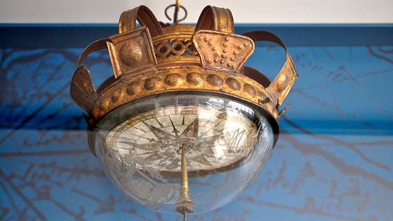 Ein alter Kompass im Schifffahrtsmuseum in Kiel. © NDR Foto: Pavel Stoyan