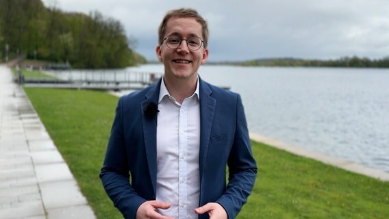 Helmer Krane (FDP) lächelt in Bad Segeberg am See in die Kamera. © NDR 