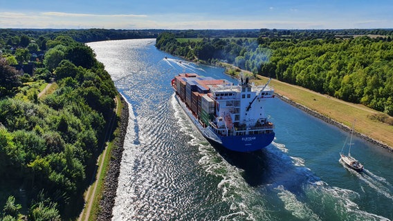Ein Frachtschiff durchquert den Nord-Ostsee-Kanal. © Jürgen Konow Foto: Jürgen Konow