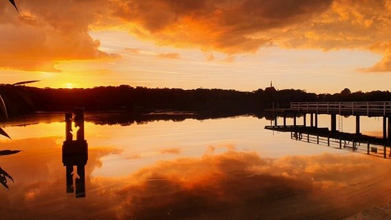 Bordesholmer See in der Abendsonne, am Bildrand ist ein Steg zu sehen. © Ina Tietje Foto: Ina Tietje