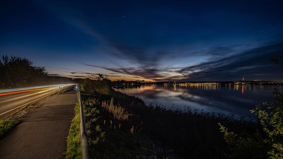 Schleswig bei Nacht mit Blick über das Wasser © Mathias Bannick Foto: Mathias Bannick