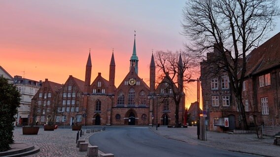 Sonnenaufgang zwischen Häusern in Lübeck. © Bojan Jocic Foto: Bojan Jocic