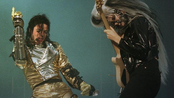 Pop-Star Michael Jackson (l.) im Duett mit der Gitarristin Jennifer Batton während des Open-Air-Konzerts auf dem Kieler Nordmarksportfeld am Freitagabend, 13. Juni 1997. © picture alliance, associated press Foto: Christof Stache